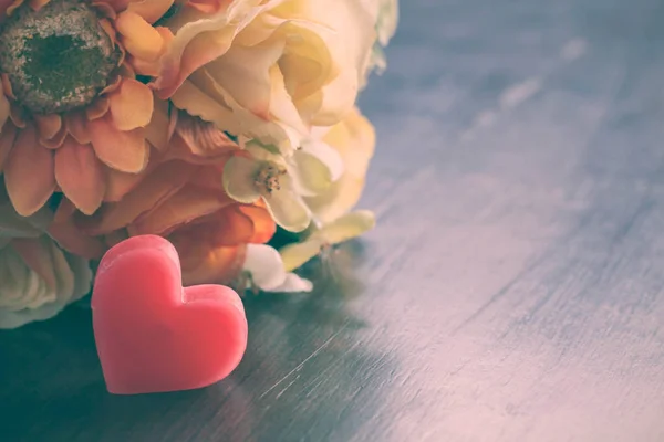 Corazón con flores de época . —  Fotos de Stock