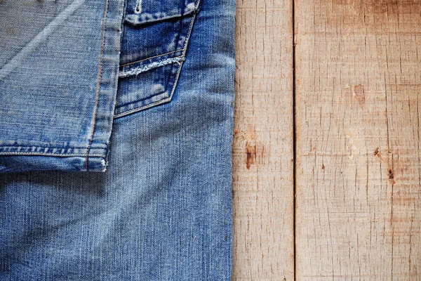 Jeans auf dem alten Holz. — Stockfoto