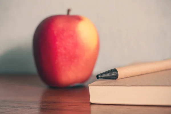 Lápiz con manzana en el escritorio . —  Fotos de Stock