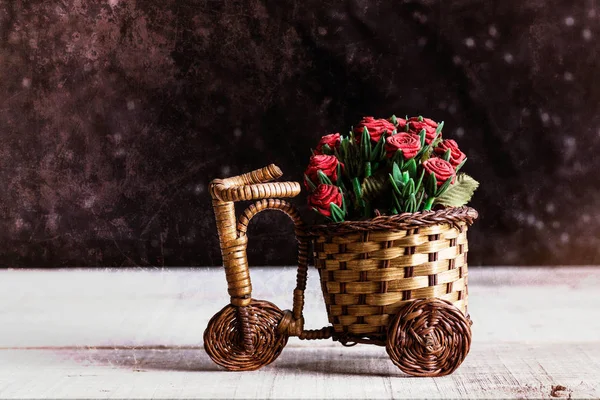 Rose in vaso in bicicletta . — Foto Stock