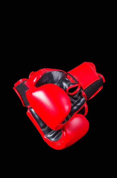 Gants de boxe sur fond noir. — Photo