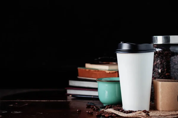 Kaffee auf dem Schreibtisch. — Stockfoto