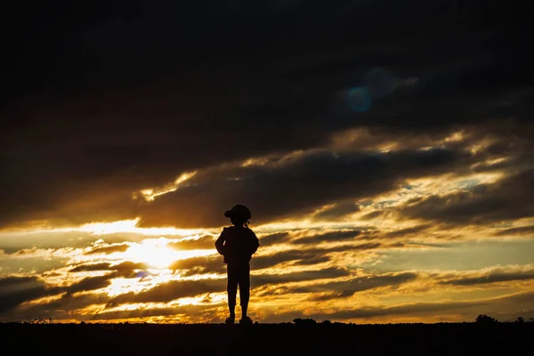 Meisje op de zonsondergang. — Stockfoto