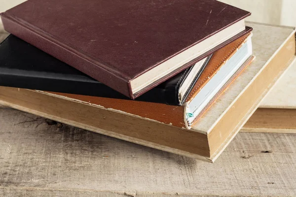 Livros antigos em pisos de madeira . — Fotografia de Stock