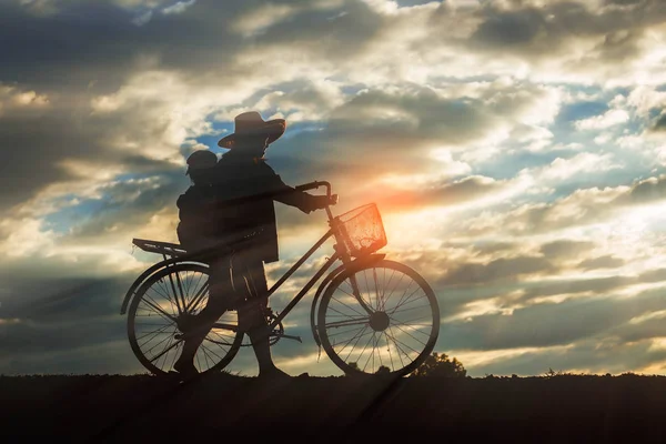 Agriculteur avec vélo sur un terrain . — Photo