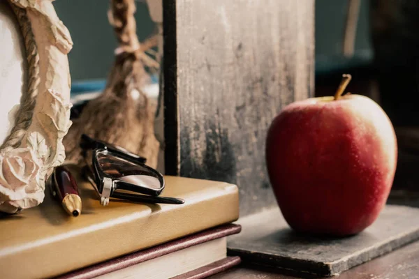Artigos de papelaria e maçã na mesa . — Fotografia de Stock