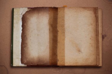 ahşap üzerinde eski kitaplar.