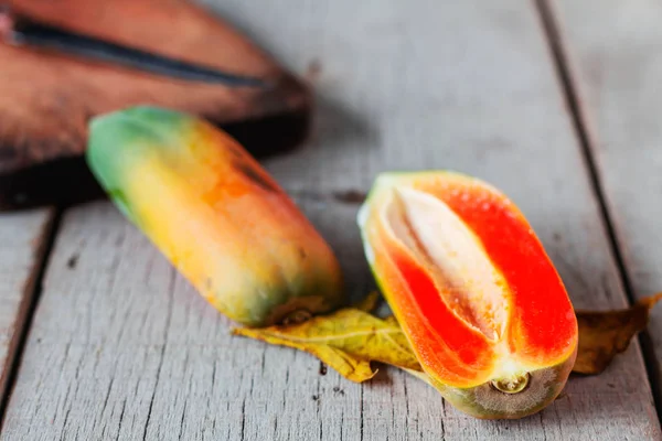 Papaya sobre madera vieja . — Foto de Stock