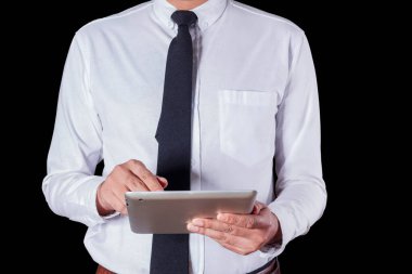 Siyah arka plan ile tablet kullanan adam.