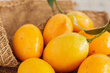 Erik ahşap üzerinde.