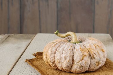 ahşap masa üzerinde kabak.