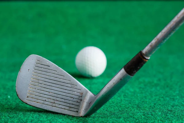 Golf Yeşil çimenler üzerinde. — Stok fotoğraf