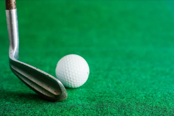 Golf på gräsmattan. — Stockfoto