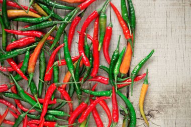 Ahşap zemin üzerinde taze biberler.