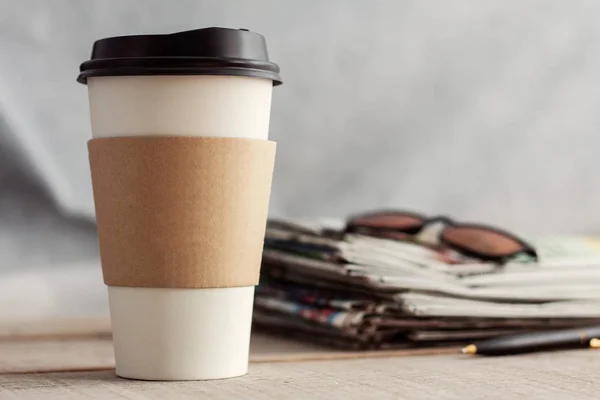 Koffie kopjes op houten. — Stockfoto