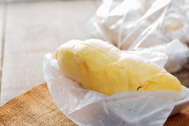 Bir tabak içinde Durian.