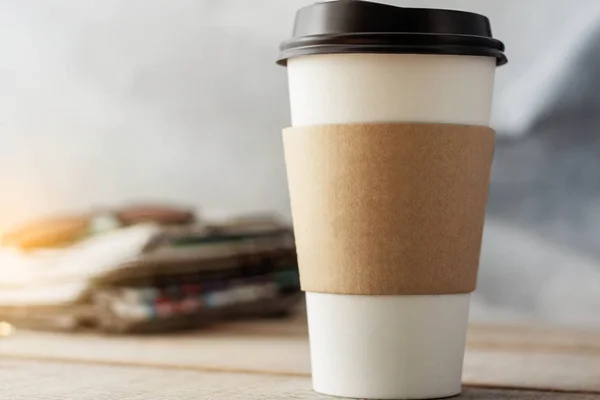 Tasse Kaffee auf dem Schreibtisch. — Stockfoto