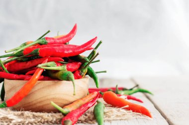 Ahşap üzerinde taze biber.