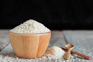 Siyah arka plan ile kase pirinç.