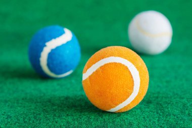 Tenis topları'nın bahçesinde.