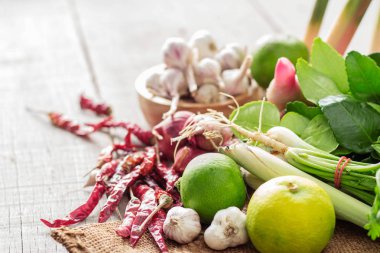 Kireç ve üzerinde ahşap baharat.