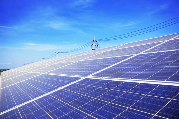 Painéis solares com céu azul . — Fotografia de Stock