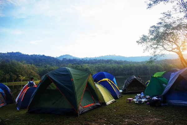 Tält camping vid floden i morgon solljus. — Stockfoto