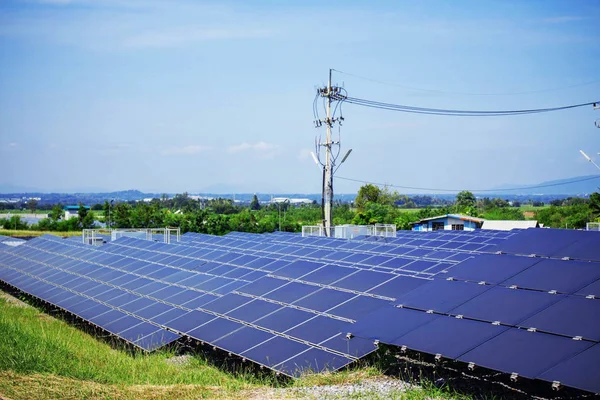 Paneles solares en la central eléctrica . Fotos de stock libres de derechos