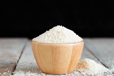 ahşap masa üzerinde pirinç.