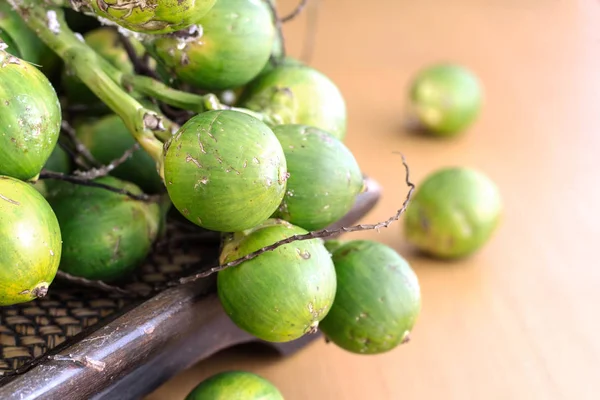 Noce di betel su vassoio di legno . — Foto Stock