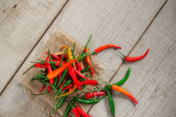 ahşap zemin üzerinde serin.