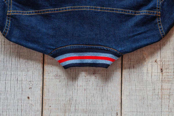 Chaquetas de jeans en madera . —  Fotos de Stock