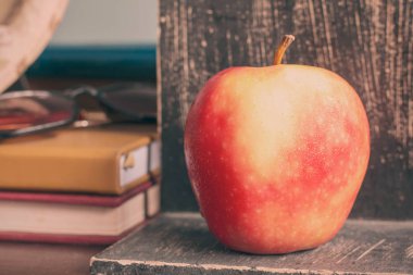 Eski masa üzerinde elma.