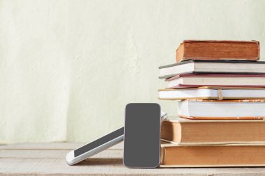 telefonları ve ahşap üzerine kitaplar.