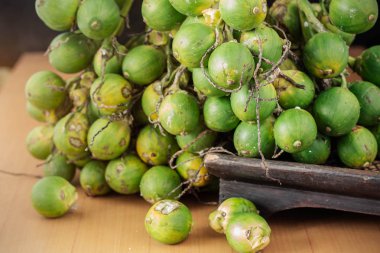 tembul fındık üzerinde ahşap