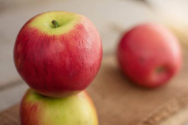 Çuval üzerinde kırmızı elmalar.