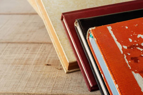 Libros antiguos sobre madera . — Foto de Stock