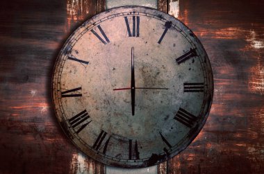 Eski duvardaki antika saatler.