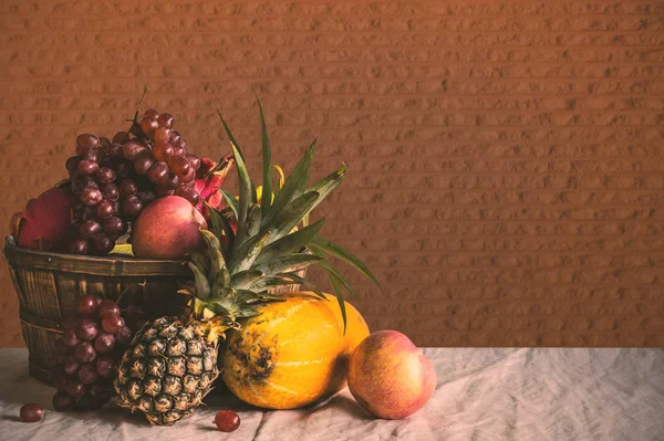 Cesto di frutta sul tavolo . — Foto Stock