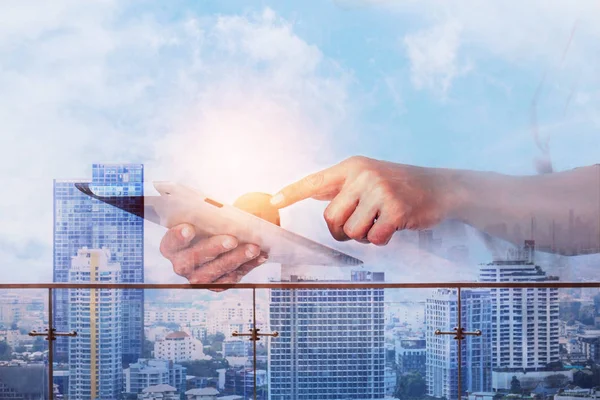 bir tablet ile sivil toplum kullanan adam.