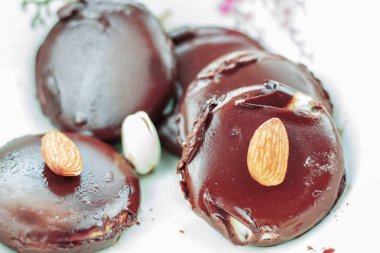 Beyaz arka plan ile çikolata.