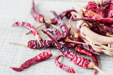 ahşap üzerine biber.