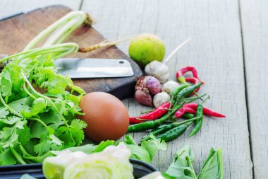 yumurta ve sebze ahşap.