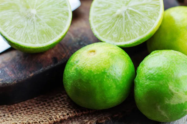 Yeşil limon ahşap üzerinde.