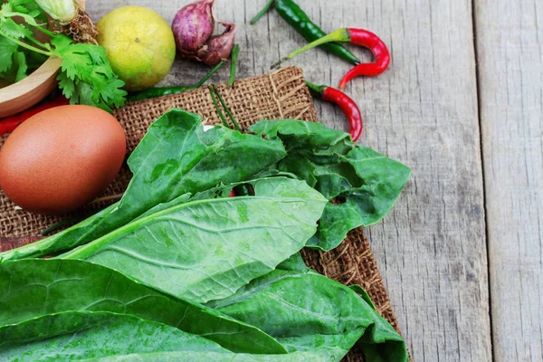 Kale ve ahşap üzerinde yumurta.