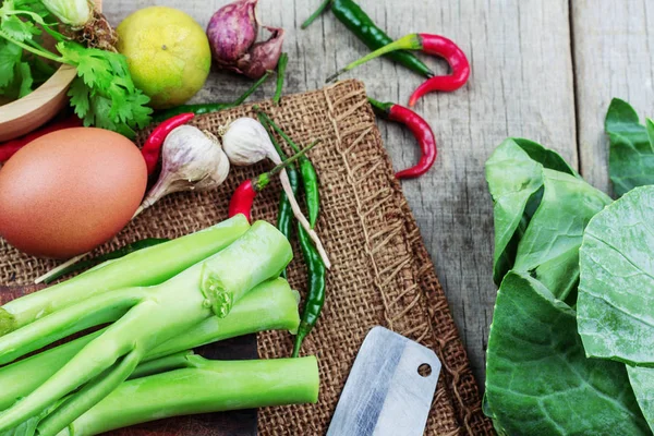 Kale ve yumurta yemek pişirmek için.