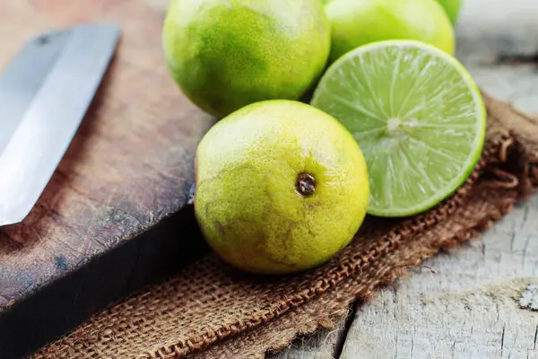 Fetta di limone sul tavolo . — Foto Stock