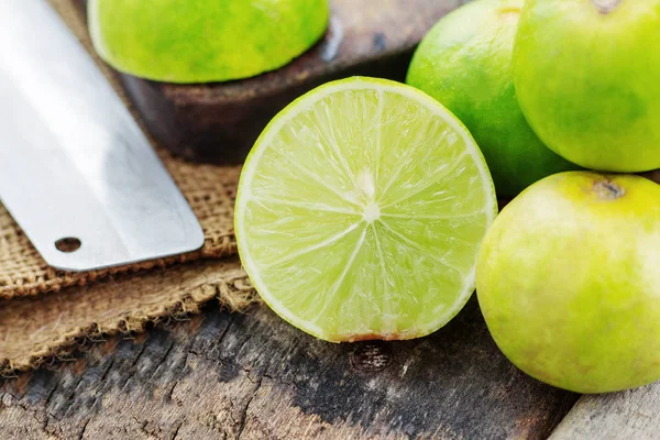 Sliced lime on wooden. — Stock Photo, Image