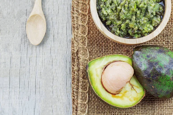 Aguacate sobre madera . — Foto de Stock