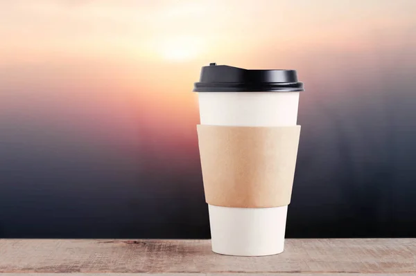 Tasse Kaffee mit Sonnenaufgang. — Stockfoto